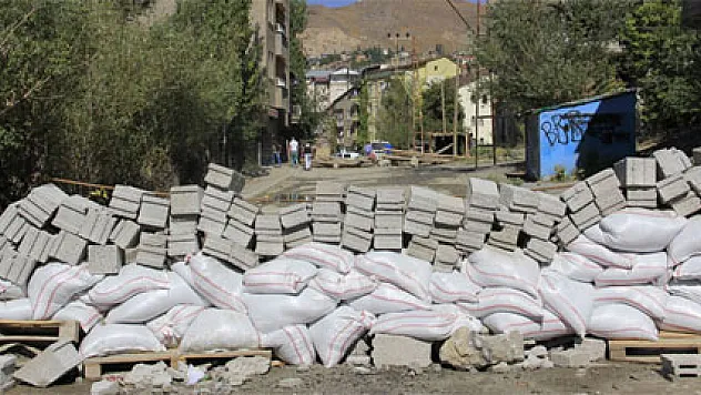 Hakkari'de tuzaklı barikatlar kuruldu
