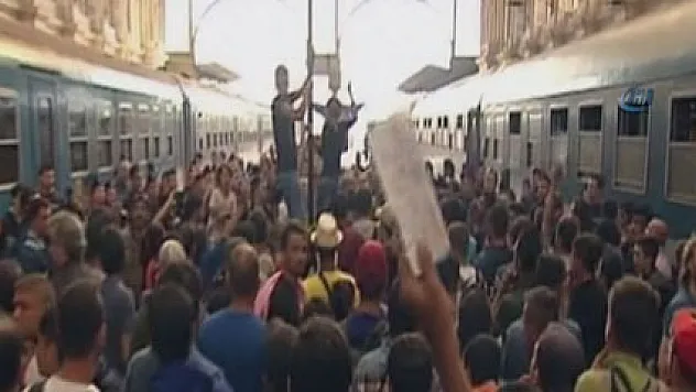 Macaristan mültecilerin beklediği garı ulaşıma kapattı