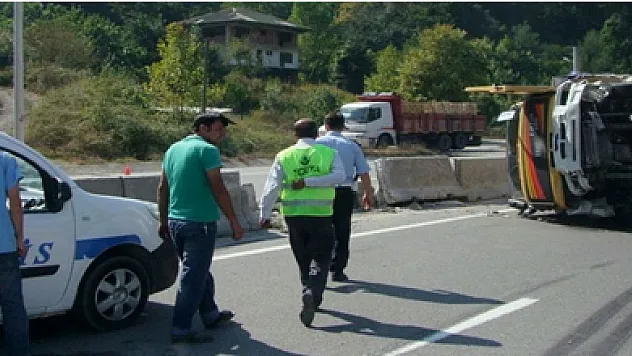 D-650 karayolunda mobilya yüklü kamyon devrildi