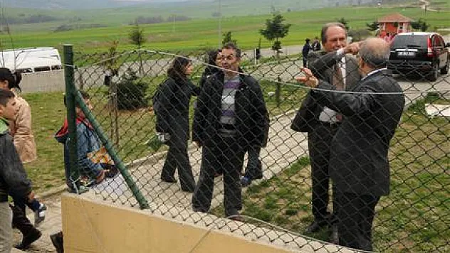 Öğrencilere imza dağıttı, öğretmenlerin derdini dinledi