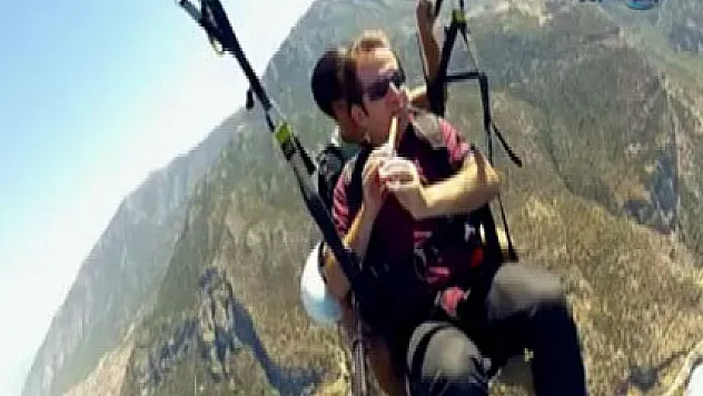 Görme engelli öğretmen yamaç paraşütü yapıp, kaval çaldı