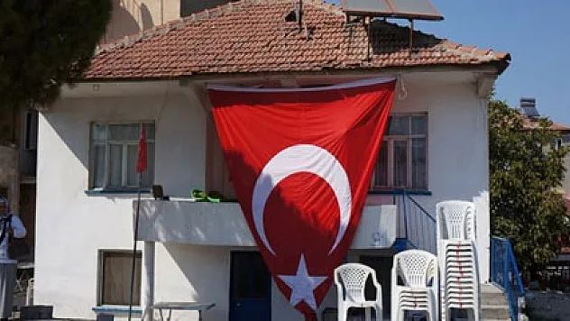 Bayrağı geri alınan şehidin evine yeniden bayrak asıldı