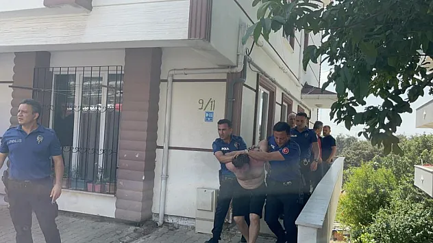 4 aylık bebeği rehin aldı