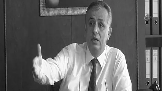 Kaymakam, lastik yakıp yol kesen gençlere çıldırdı