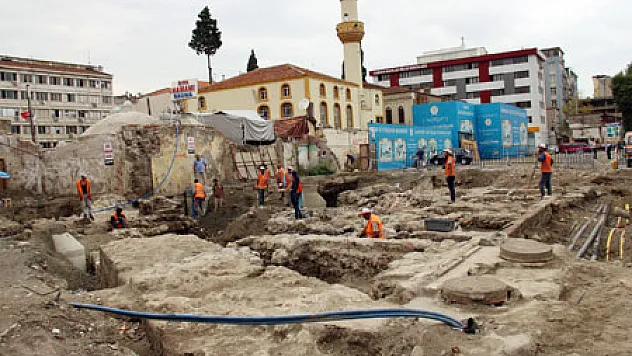 Saathane Meydanı'nda Tarih Fışkırıyor