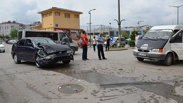 OTOMOBİL İLE MİNİBÜS ÇARPIŞTI: 1 YARALI