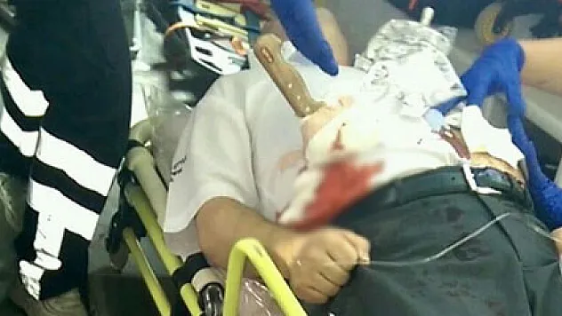 Hastaneye karnındaki bıçakla getirildi