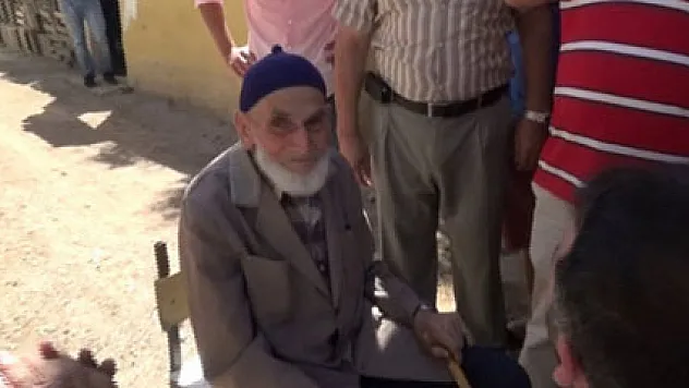 102 yaşındaki dede gelin arabasının önünü kesti