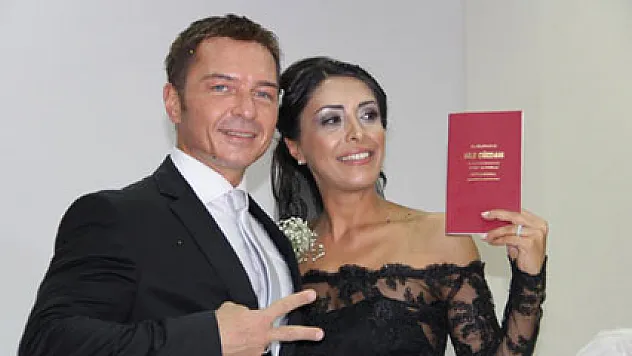 Ünlü spiker şehitler için siyah gelinlik giydi