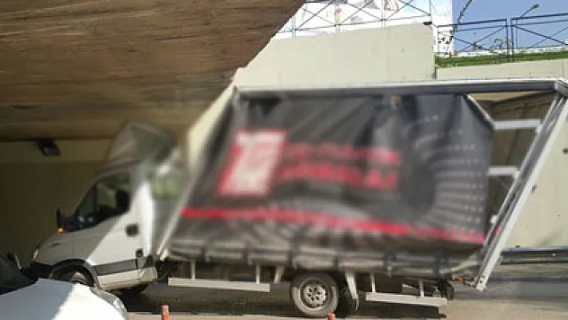 Emanet kamyonetle alt geçitte sıkıştı