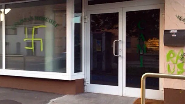 Almanya'da camiye çirkin saldırı