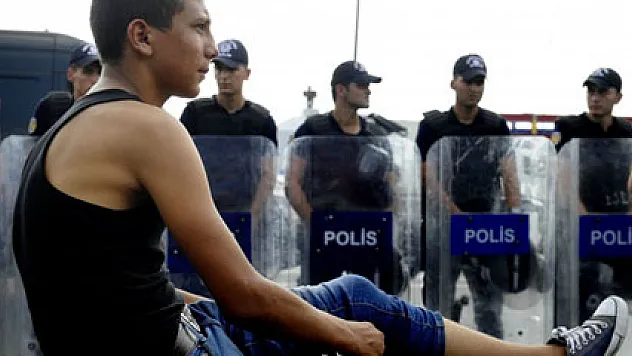 Edirne'ye yürüyen Suriyeli mültecilere polis engeli