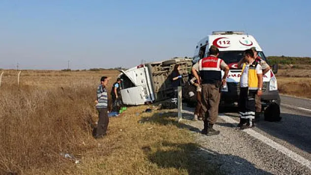 Mültecileri taşıyan minibüs kaza yaptı: 17 yaralı