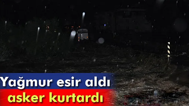 Sele kapılmaktan askerler kurtardı!