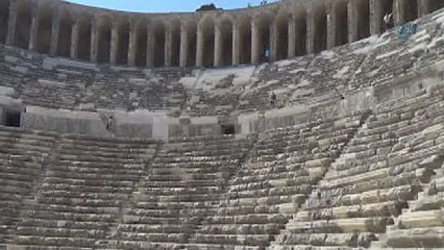 Aspendos Antik Tiyatrosu'nda mermer tartışması