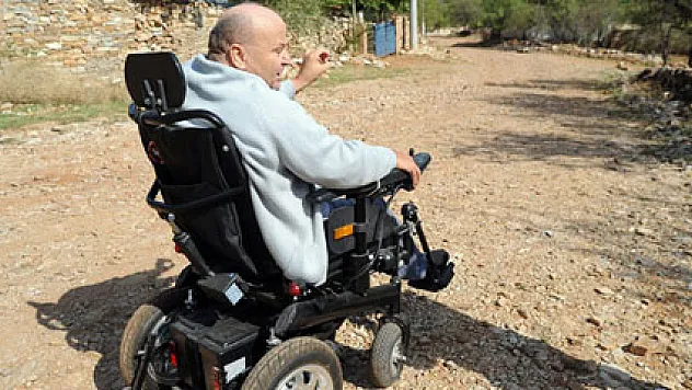 Akülü sandalyesi var ama gidecek yolu yok
