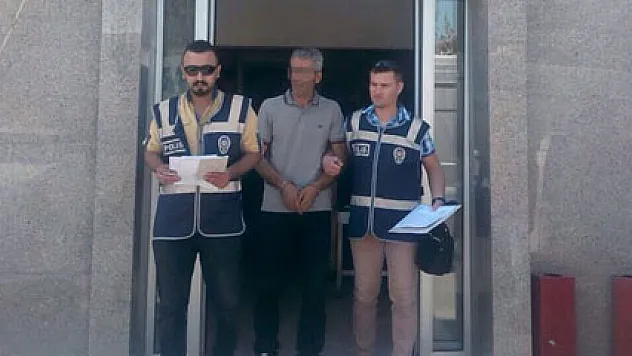 Liseli öğrencilerin etek altı resmini çeken öğretmen suç üstü yakalandı