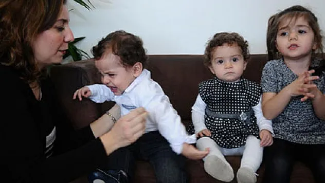 Aralarında 2 yaş fark olmasına rağmen üçüzler