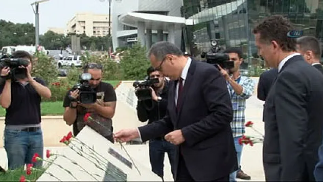 Bakan Aşcı, Bakü'de Türk şehitliğini ziyaret etti