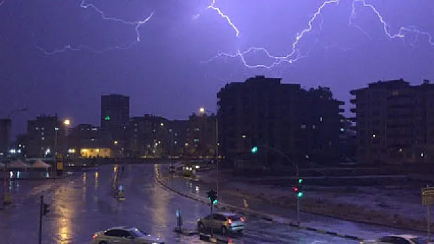 Şimşeklerin dansı geceyi aydınlattı