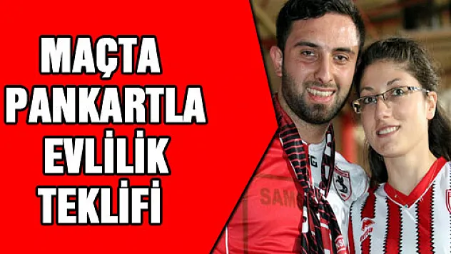 MAÇTA PANKARTLA EVLİLİK TEKLİFİ 