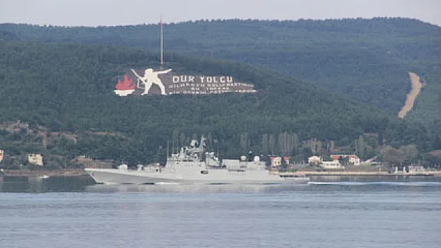 Hindistan savaş gemisi Çanakkale Boğazı'ndan geçti