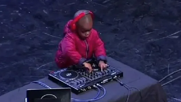 4 yaşındaki DJ görenleri şaşırttı