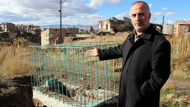 15 gün boyunca mezar kazıp define aradılar