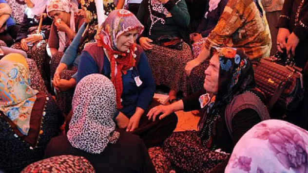 Şehit polis Türkçe ve Kürtçe ağıtlarla uğurlandı