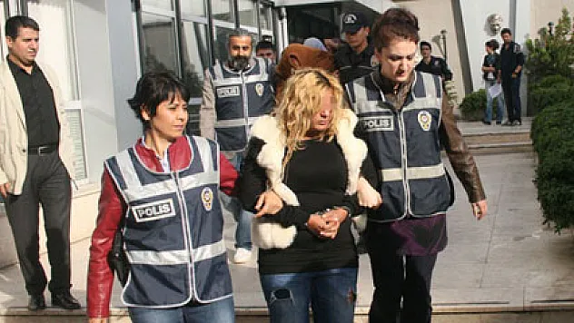 Eskort siteleri üzerinden fuhuş yaptıran çete çökertildi