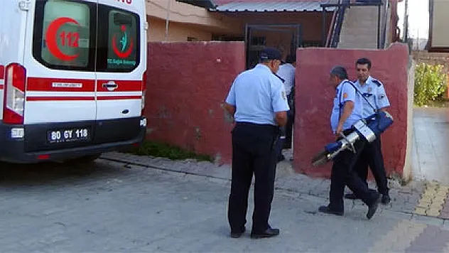 Evde kilitli kaldı kendisini kurtaranlara çıkıştı