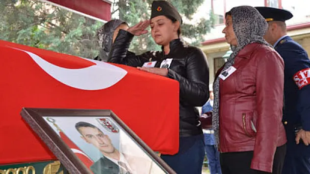 Abladan şehit kardeşe asker selamı