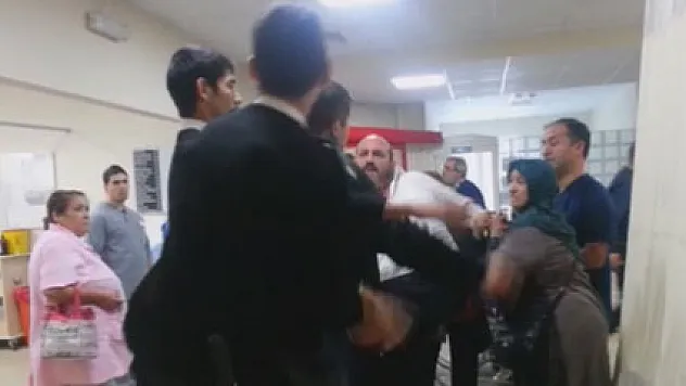 Acil serviste tekmeler havada uçuştu