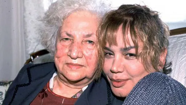 Sezen Aksu annesini yalnız bırakmıyor