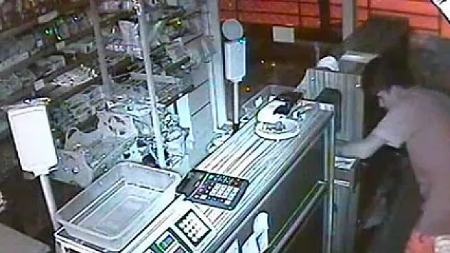 Hırsız çaldıdığı paraları kontrol etti!