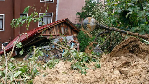 Karadeniz'i heyelan vurdu, evler toprak altında kaldı!