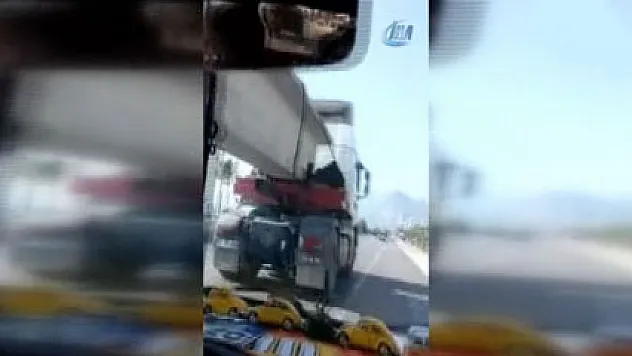 Otomobili ile seyir halindeki TIR'ın altından geçti