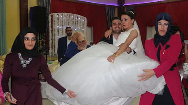 Ayağını kıran gelin düğüne damadın kucağında geldi