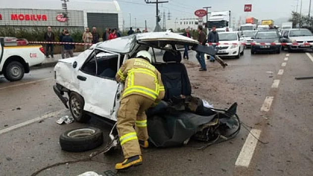 Otomobil ikiye bölündü: 1 ölü
