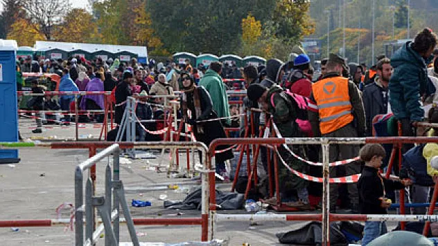 Sığınmacılar çoluk çocuklarıyla sınır kapılarında