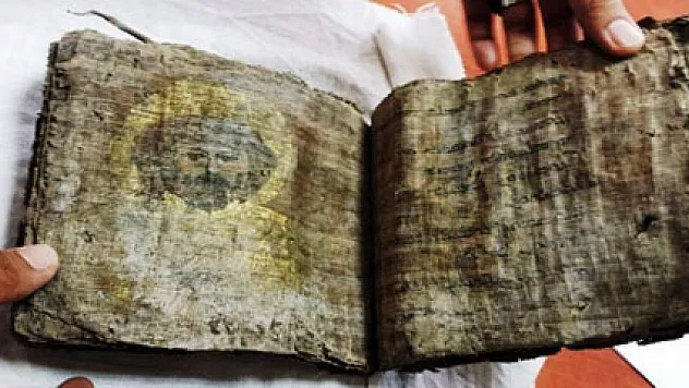 Altın varaklı bin yıllık İncil ele geçirildi