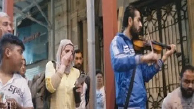 Arapça ezgiler Suriyeli kadını gözyaşlarına boğdu