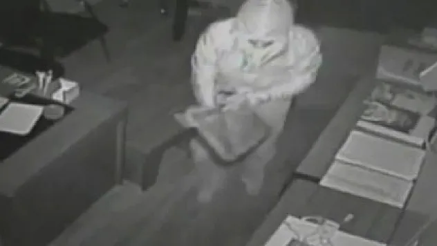 İşyerinin kepenklerini kırıp, hırsızlık yaptılar