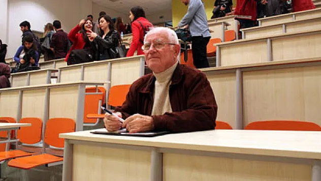 Emekli öğretmen 78 yaşında sıralara geri döndü