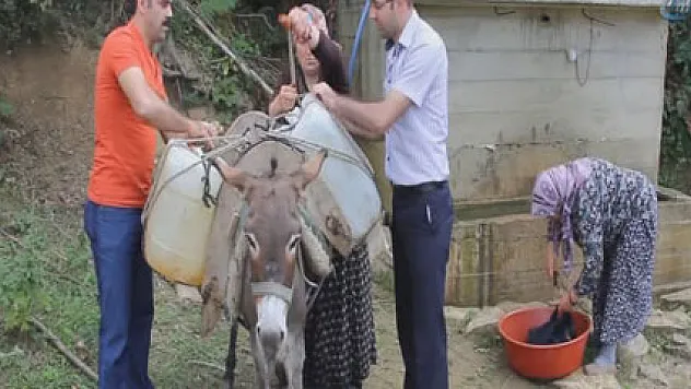 Evlerine eşeklerle su taşıyorlar
