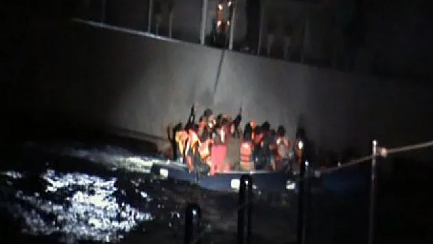 Yunan donanması Ege'de mülteci botunu batırdı