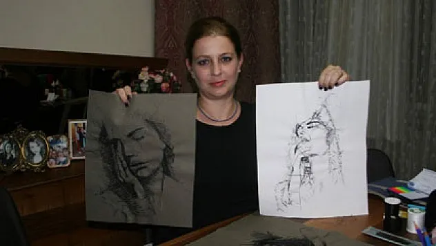 İğne iplikle kara kalem portre resimler yapıyor