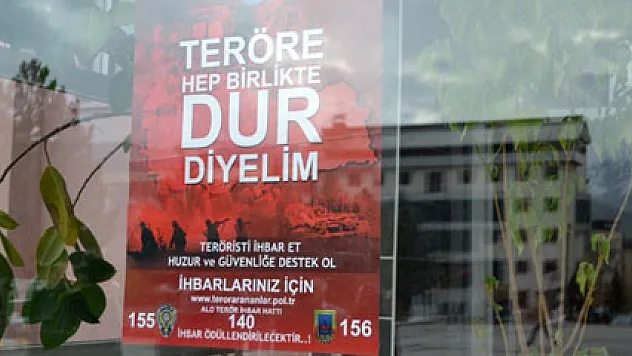 Hakkari'de kamu binalarına bu afişler asıldı