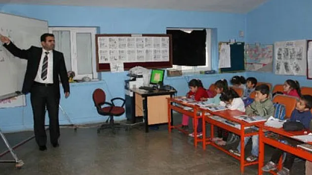 Okulun hem müdürü, hem öğretmeni hem de hizmetlisi