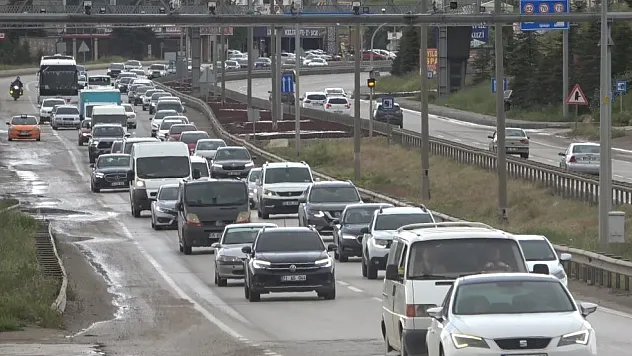 43 İlin Geçiş Noktasında Bayram Yoğunluğu: Kilit Kavşakta Trafik Alarmı